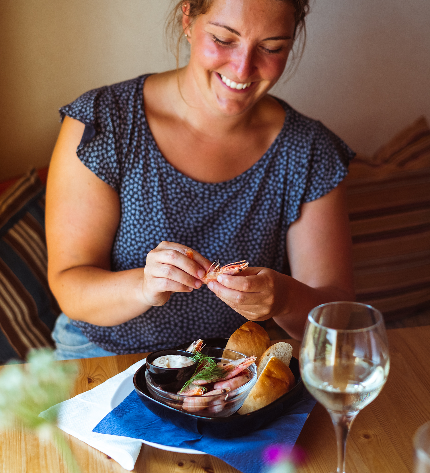 Kvinna äter räkor på Restaurang Sybarit